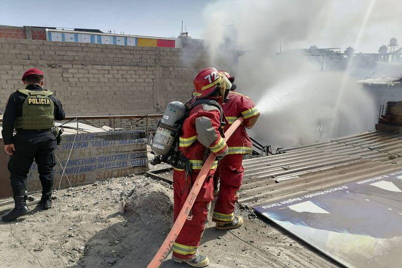 Gran cantidad de material se quemó y cachorro fue salvado del fuego.