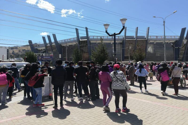 Gran expectativa de familiares en examen de admisión.