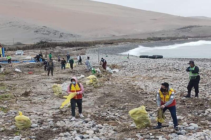 Con ayuda de maquinaria pesada ayudan a descontaminar el lugar.