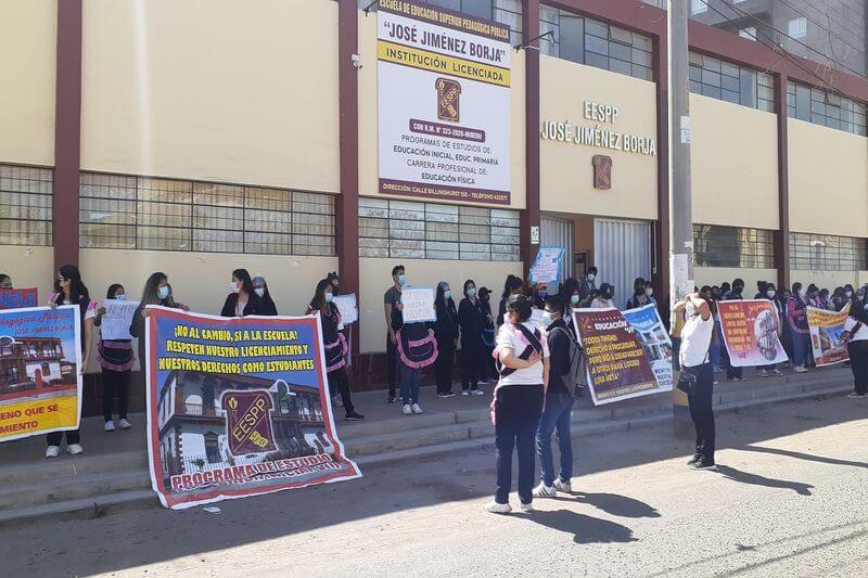 Estudiantes acusan falta de comunicación sobre obra.