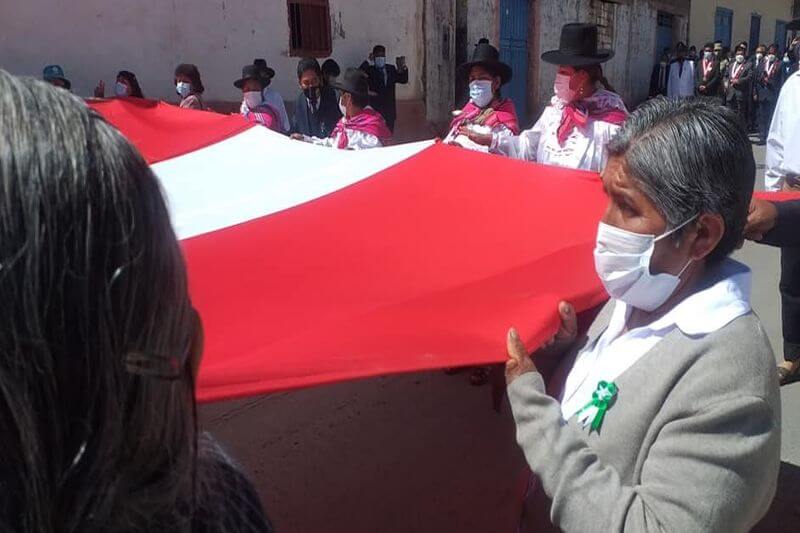 Mujeres tarateñas portaron la bandera nacional.