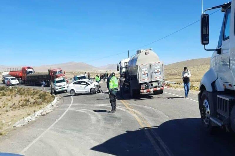 Chofer del auto de milagro se salvó de morir atrapado entre los fierros retorcidos.