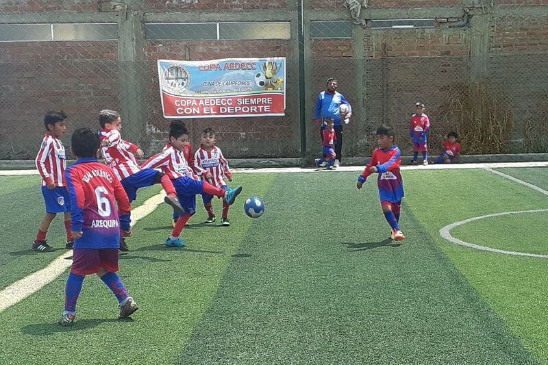 Juntos. En Cerro Colorado, escuelas de fútbol de menores se unieron y ayer culminó su torneo en El Recreo.