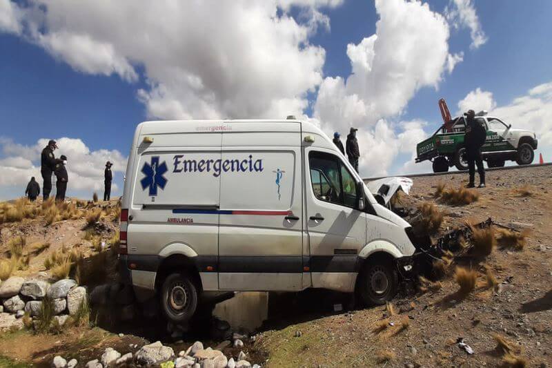 Ambulancia se despista en el ingreso a la ciudad de Macusani.