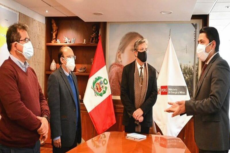 Reunión de embajador boliviano con ministro.