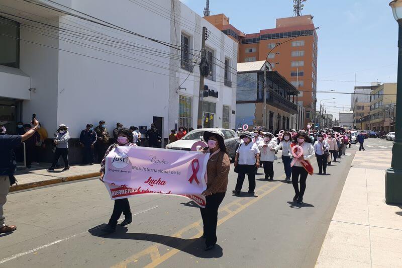 Realizaron marcha por el Día contra el Cáncer de Mama.