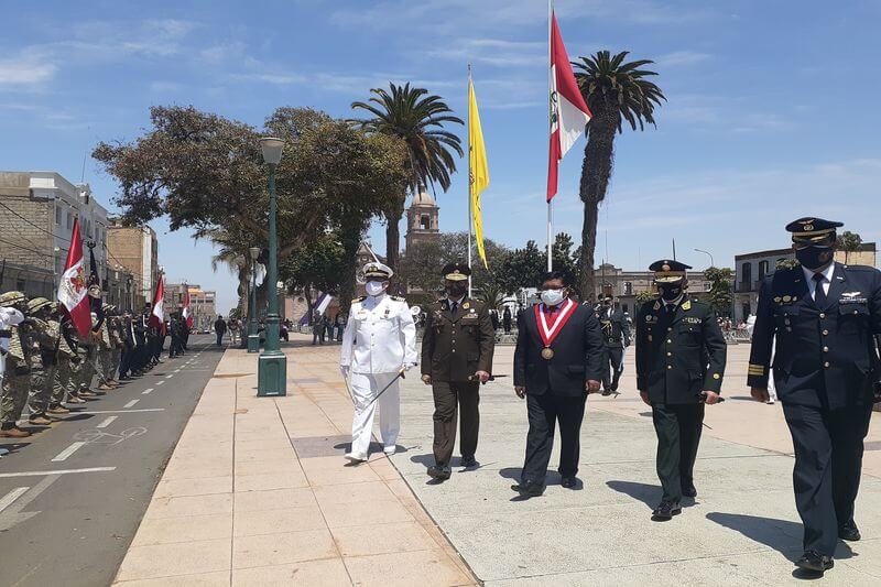 Gobernador Juan Tonconi participó de ceremonia por bicentenario de la Marina.