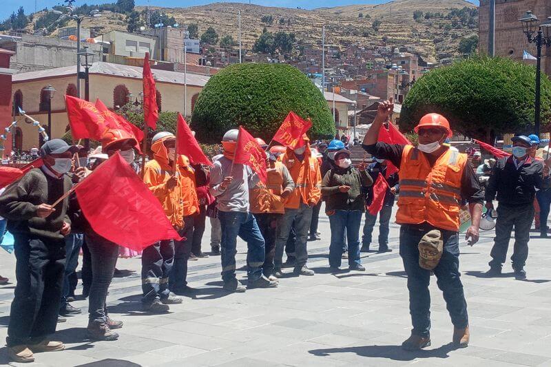 Trabajadores de construcción protestan en su aniversario.