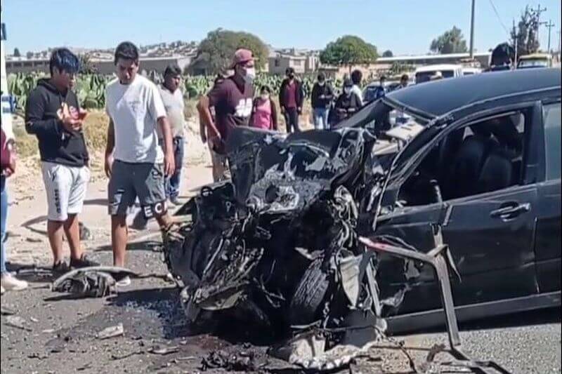 El auto llevó la peor parte en el fuerte choque.