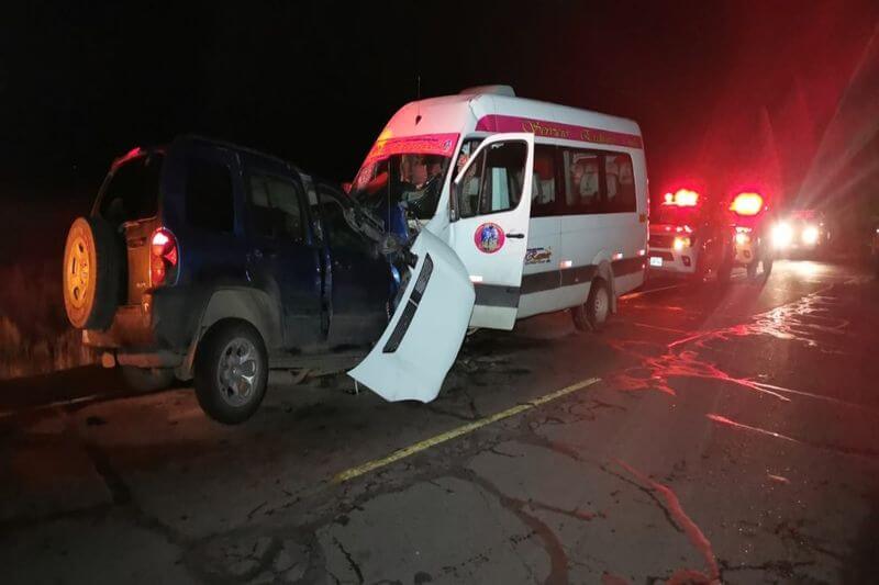 Camioneta invadió el carril contrario y se estrelló.