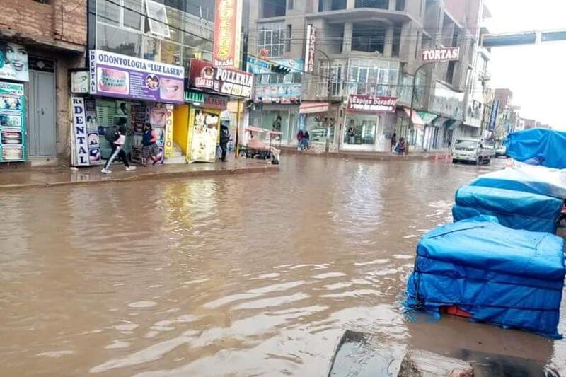 La fuerte lluvia provocó la inundación de calles.