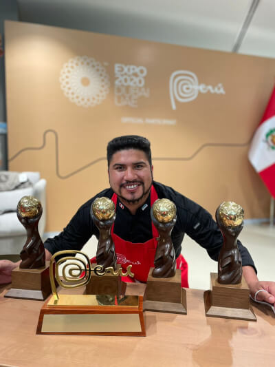 Chef puneño muestra orgulloso los galardones.