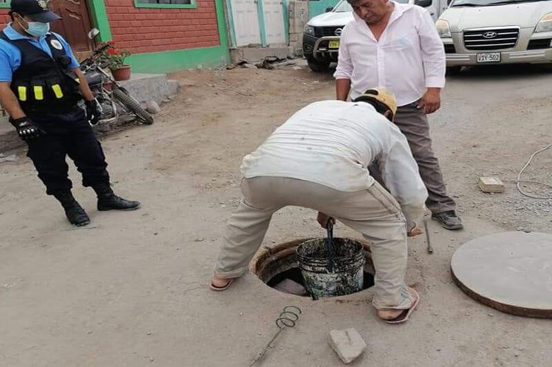 Invocan a los ciudadanos a no botar basura en la red de desagüe.