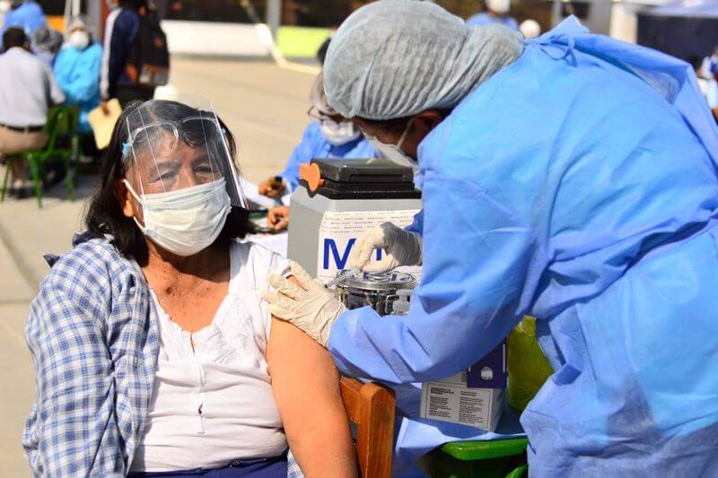 Quince personas recibieron vacuna distinta en primera y segunda dosis.