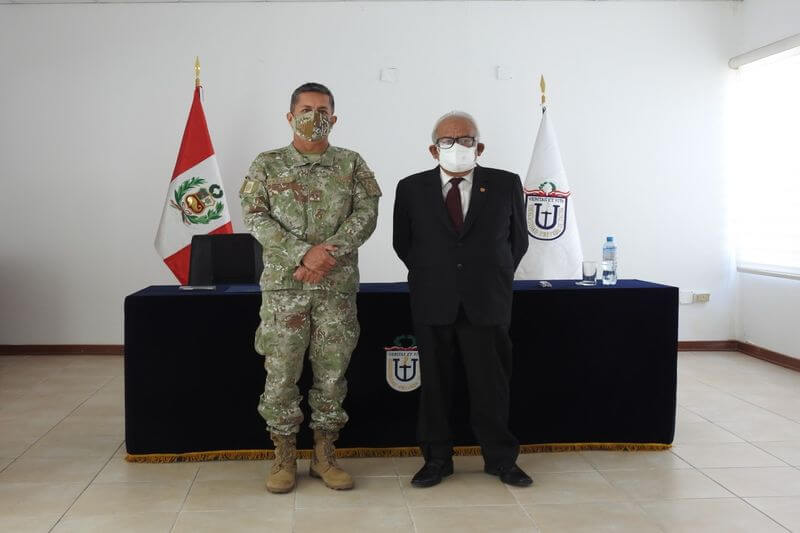 Rector de UPT y comandante general de Tercera Brigada de Caballería firmaron acuerdo.