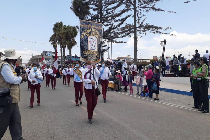 Población desfiló con gran patriotismo ante aplausos de la concurrencia.