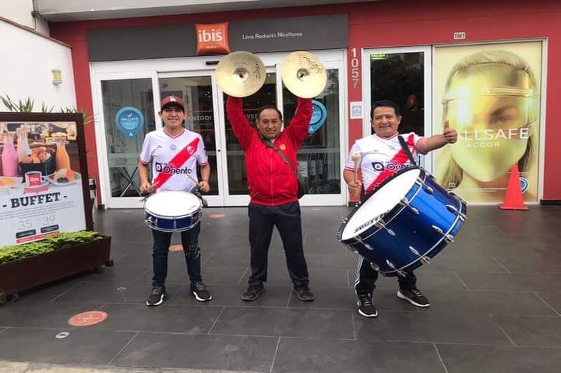 En Lima, muchos barristas organizaron bandas de música.