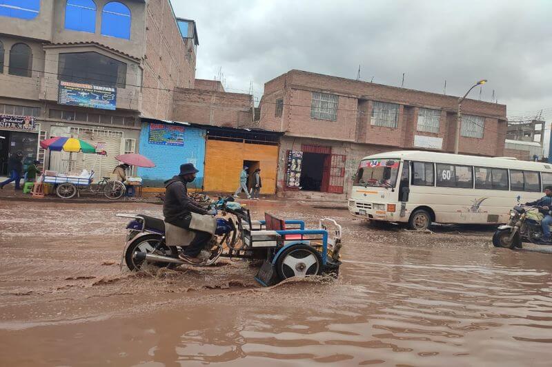 Calles inundadas por fuertes precipitaciones pluviales.