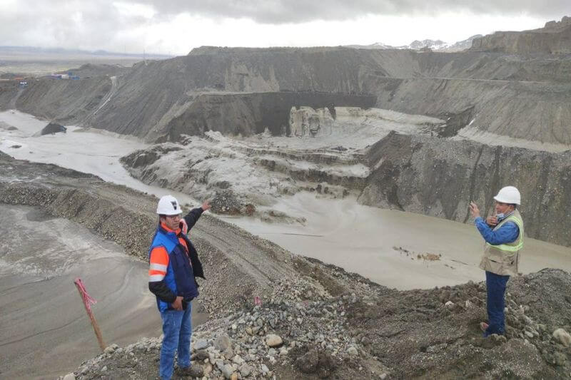 Poza de sedimentación de relaves mineros colapsó.