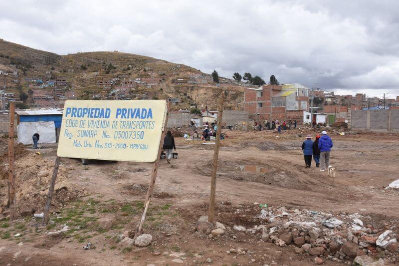 El problema de nunca acabar por terrenos invadidos.