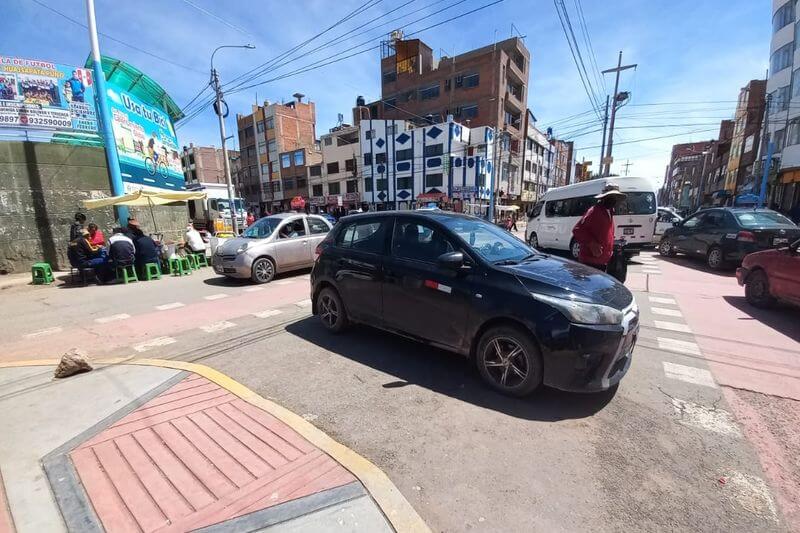 Auto estacionado en zona rígida y patrullero.