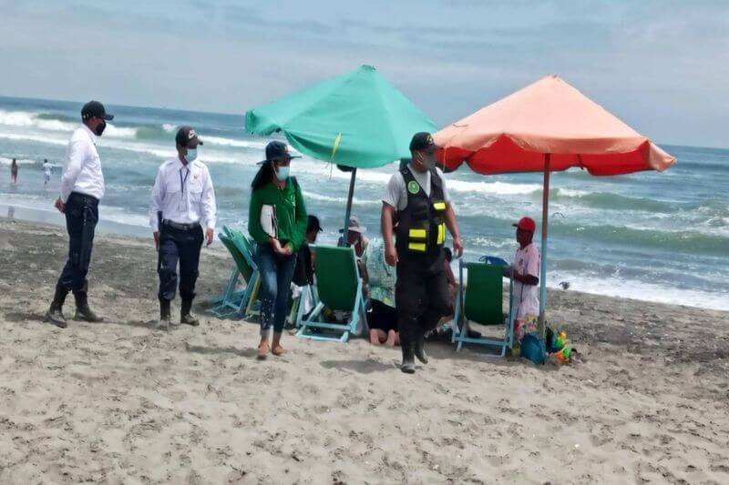 También se intervino a quienes consumían bebidas y comida en las playas.