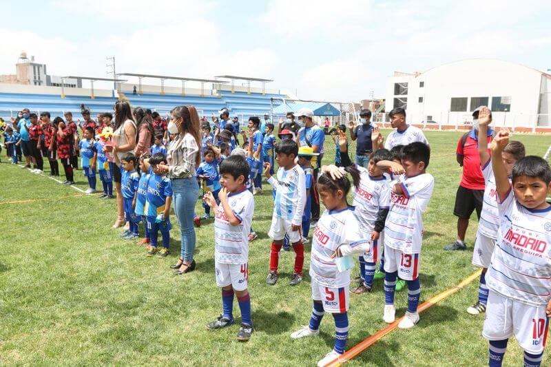 obra. Municipalidad de Miraflores inauguró torneo de fútbol de menores e hizo entrega de estadio.
