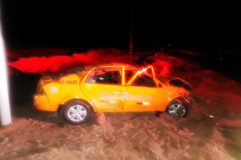Auto con inscripción de taxi San Roque quedó destrozado.