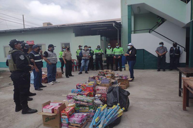 Peligrosos artefactos fueron incautados en puestos ambulatorios.