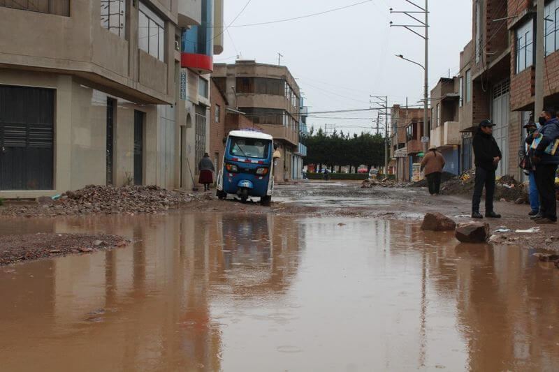 Calles en mal estado en la urbanización Los Choferes.