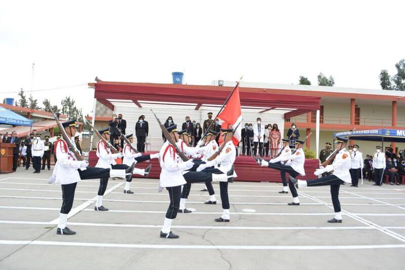 Cadetes de quinto año desfilaron en el patio de colegio.