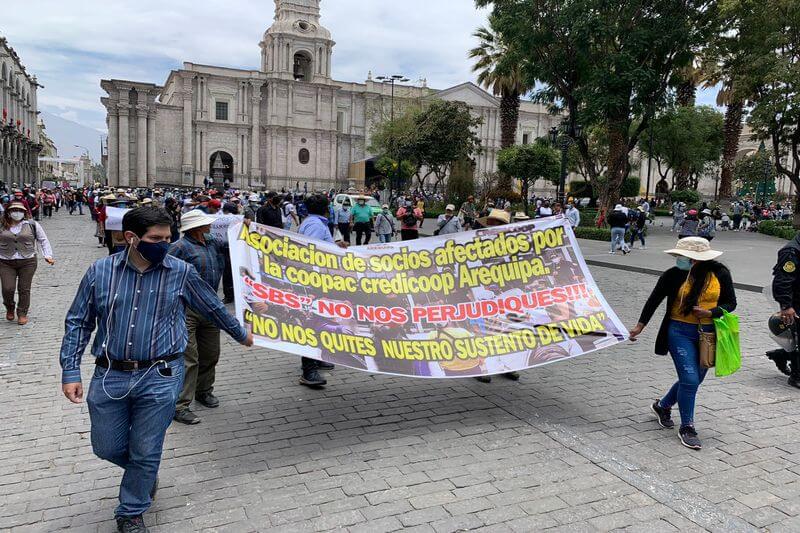 Ciudadanos perdieron los ahorros de toda su vida por cierre de cooperativa.