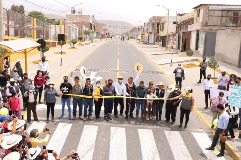 Pobladores celebraron la inauguración de la obra vial.