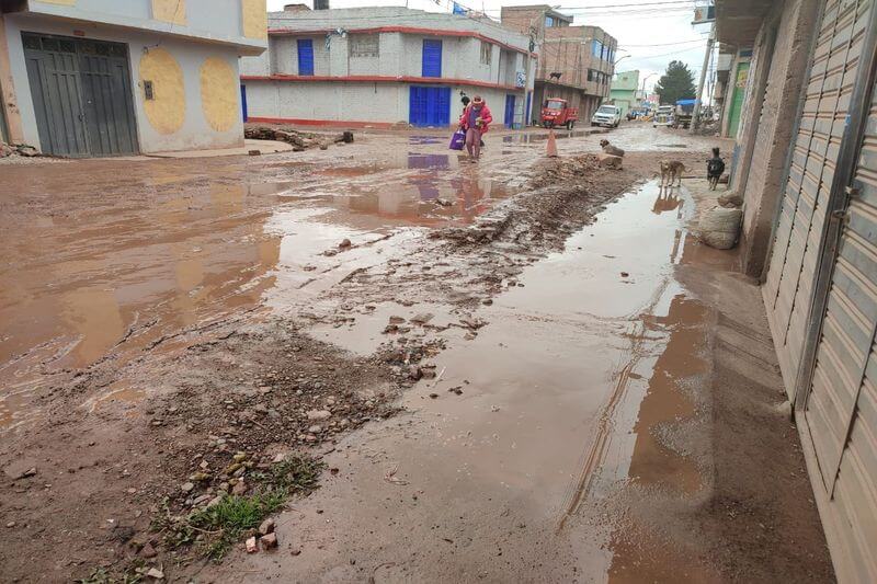 Calles se encuentran en mal estado por camiones.