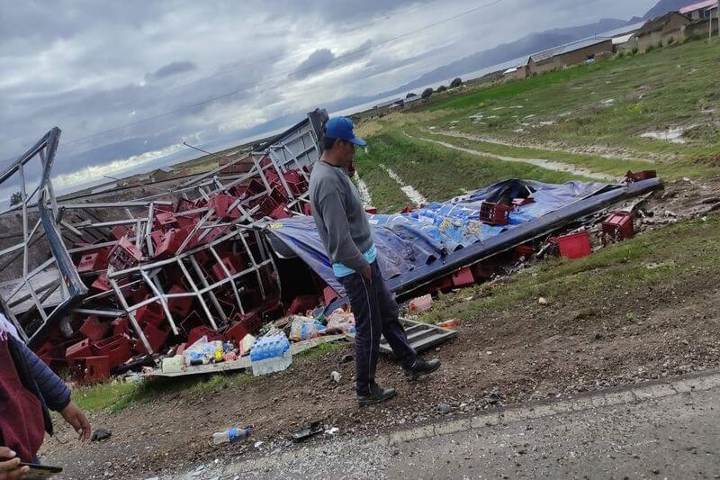 Tráiler se despistó y terminó al costado de la carretera.