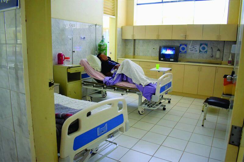 Inspeccionaron hospital de Aplao para verificar si se atiende a pacientes.