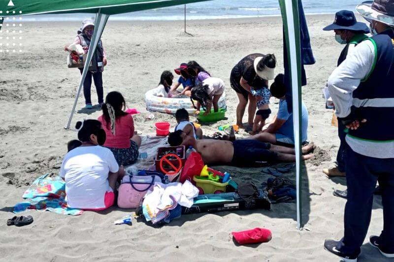 Acuden a las playas y no se cuidan del coronavirus.