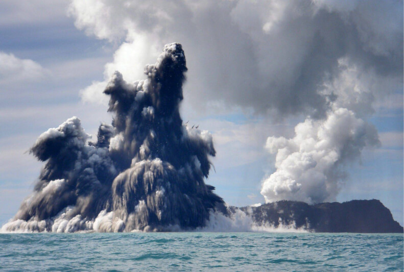 Erupción de volcán marino.