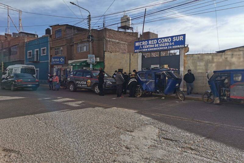 El cadáver de la jovencita yacía dentro del mototaxi.