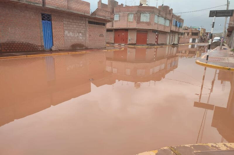 Las calles se encuentran inundadas en la urbanización San Julián, el paso es imposible.