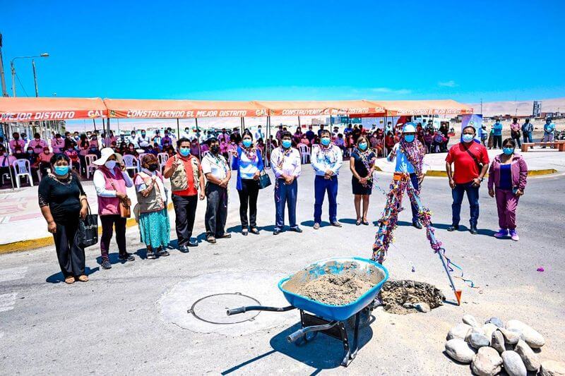 Alcalde, regidores y vecinos colocaron ayer la primera piedra de obra.