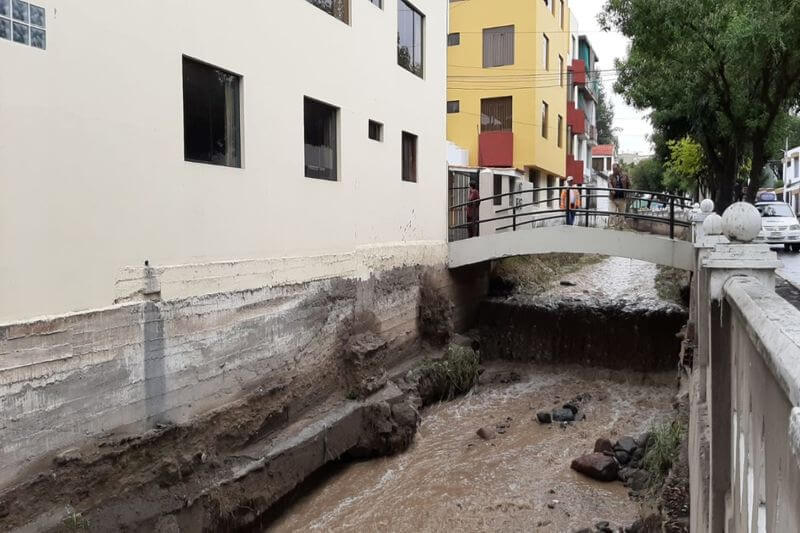 Ciudadanos deben abrigarse para evitar resfríos en medio de la pandemia.