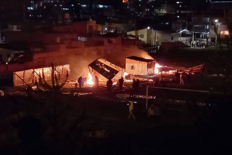 El campamento fue incendiado por los vecinos.