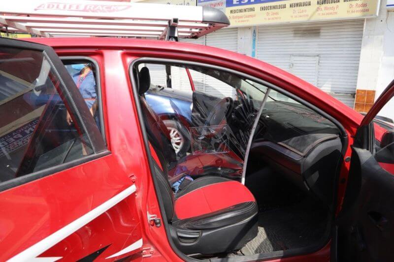 El atraco ocurrió al interior de un vehículo de color rojo.