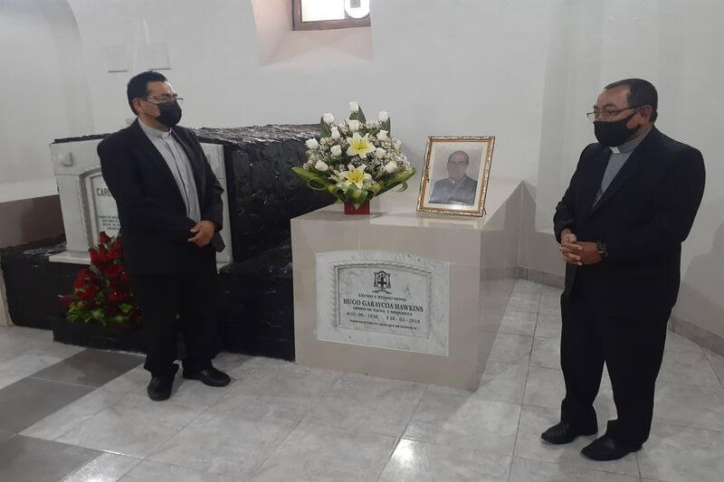 Obispo Marco Cortez visitó este sábado cripta de la catedral de Tacna.