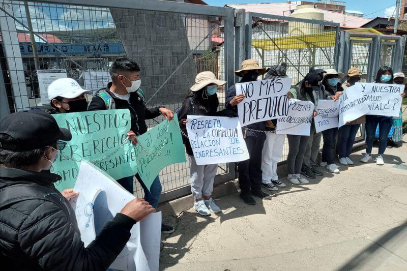 Continúan con medida de protesta.