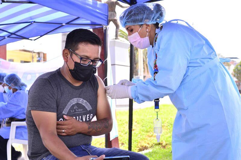 Campaña de vacunación continúa en los centros de salud de Tacna.
