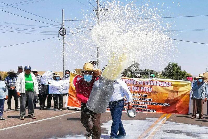 Ganaderos en todo el país exigen un mejor pago por sus productos.