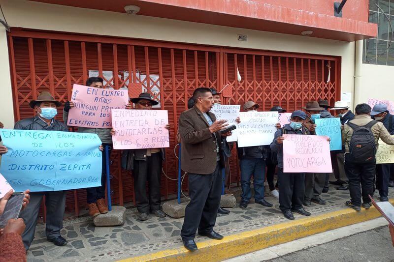 La Asociación de Municipalidades de Centros Poblados (Amucep), de las 13 provincias de la región Puno, ayer llegaron hasta la sede principal del Gobierno Regional de Puno (GRP) para exigir que la entidad regional reciba las 343 motocargas que se encuentran en el Club del Pueblo - Salcedo para de esa manera se les entregue a sus pueblos.