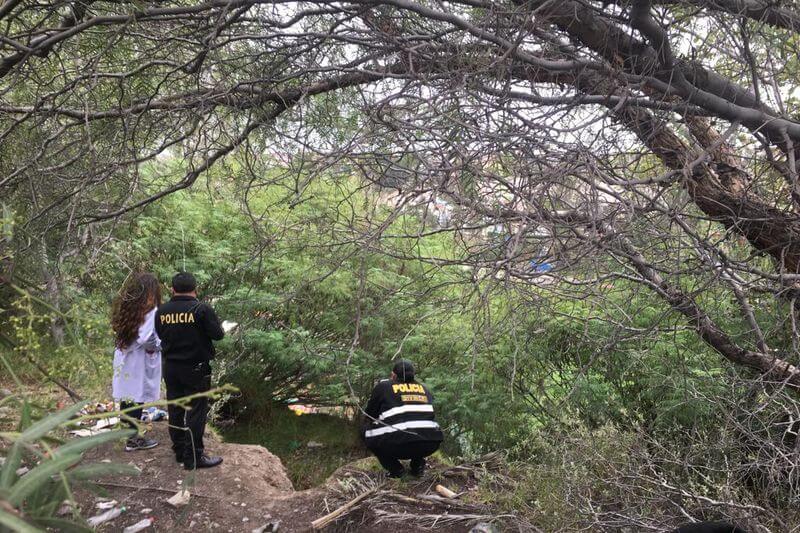 A pocos metros del cuerpo se halló una botella que contendría veneno.